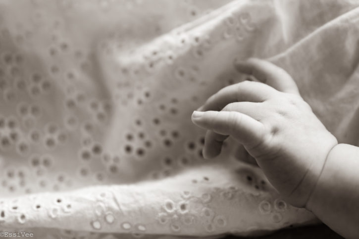 vauvakuvaus newborn lapsikuvaus mustavalkokuva ykstyiskohta detalji